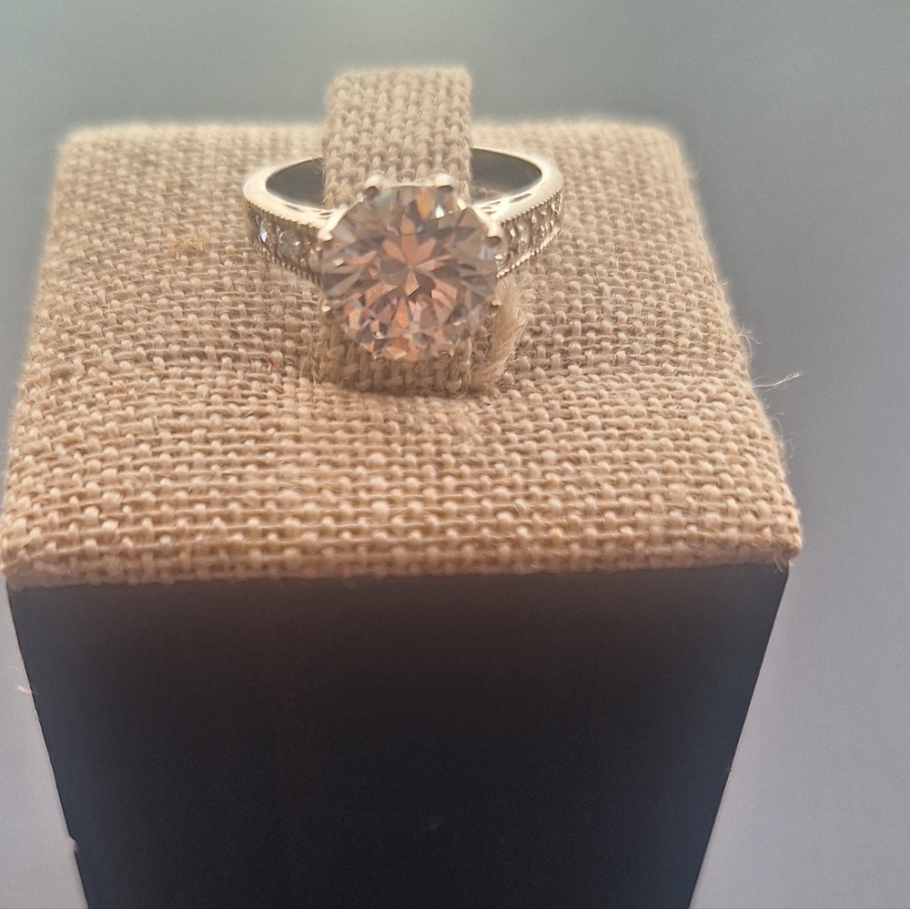 Stunning Silver 925 Ring with Brilliant Cubic Zirconia Size 7